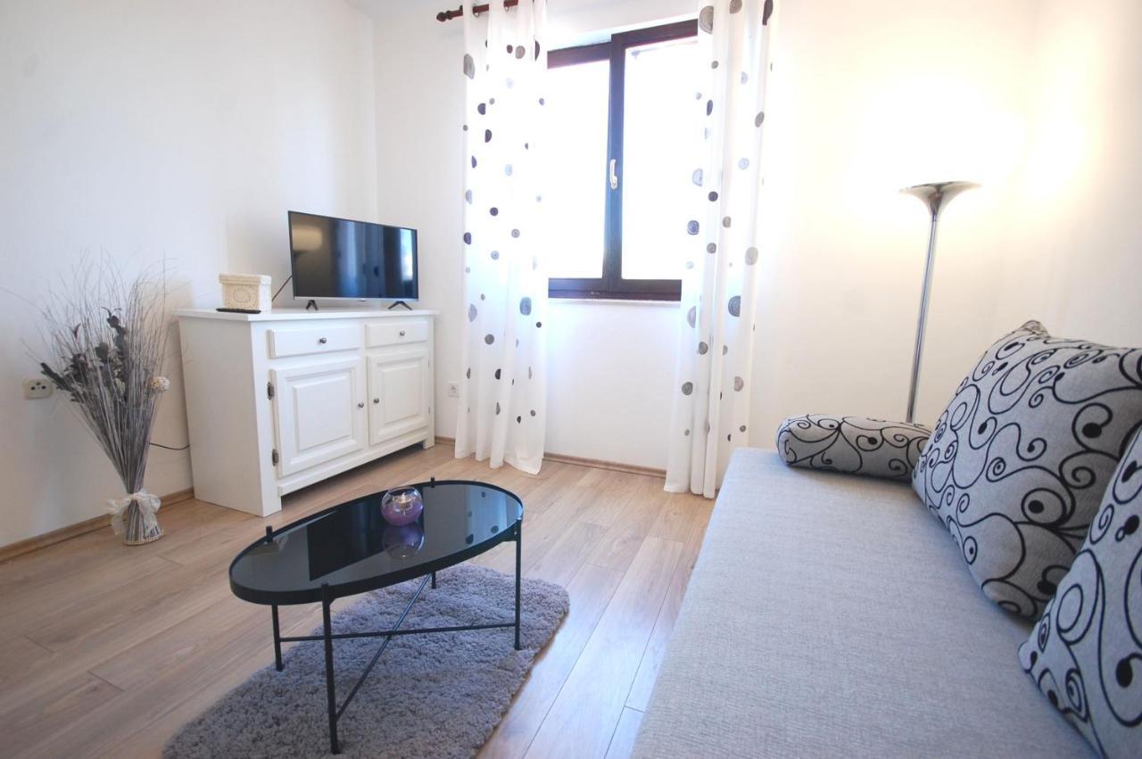 Apartment Margareta By El-Pi Tours Njivice Eksteriør bilde