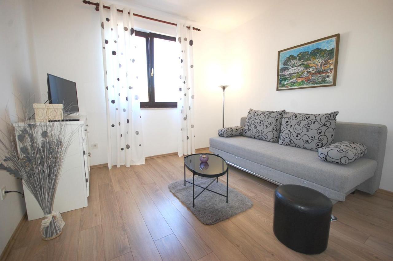 Apartment Margareta By El-Pi Tours Njivice Eksteriør bilde